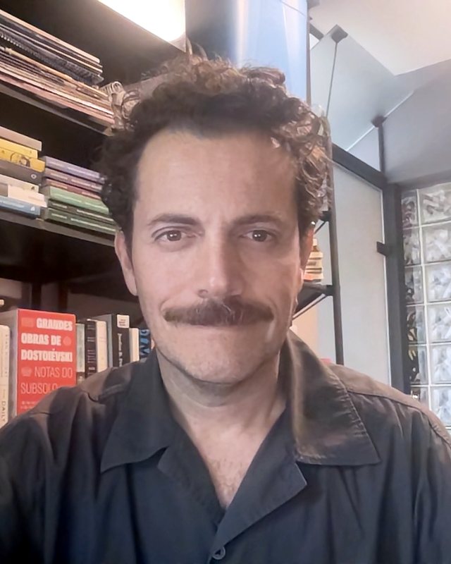 Marcel Souza, fundador da 21 Robots, no escritório